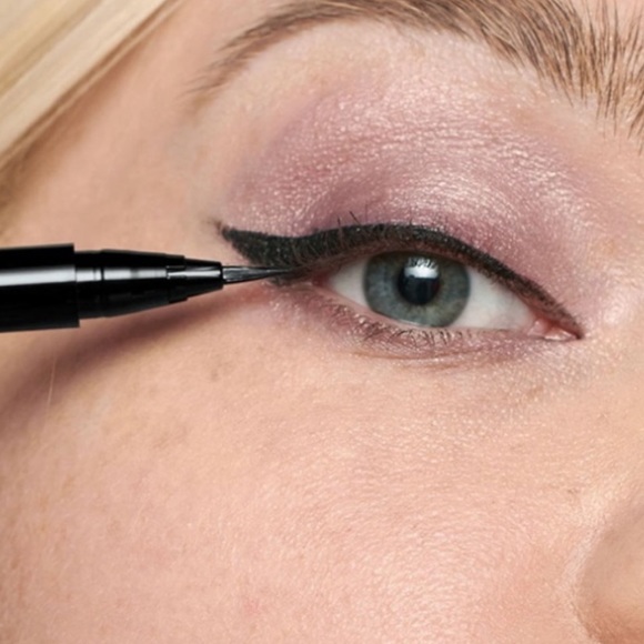 CLINIQUE High Impact Easy Liquid Liner - Picture 1 of 16